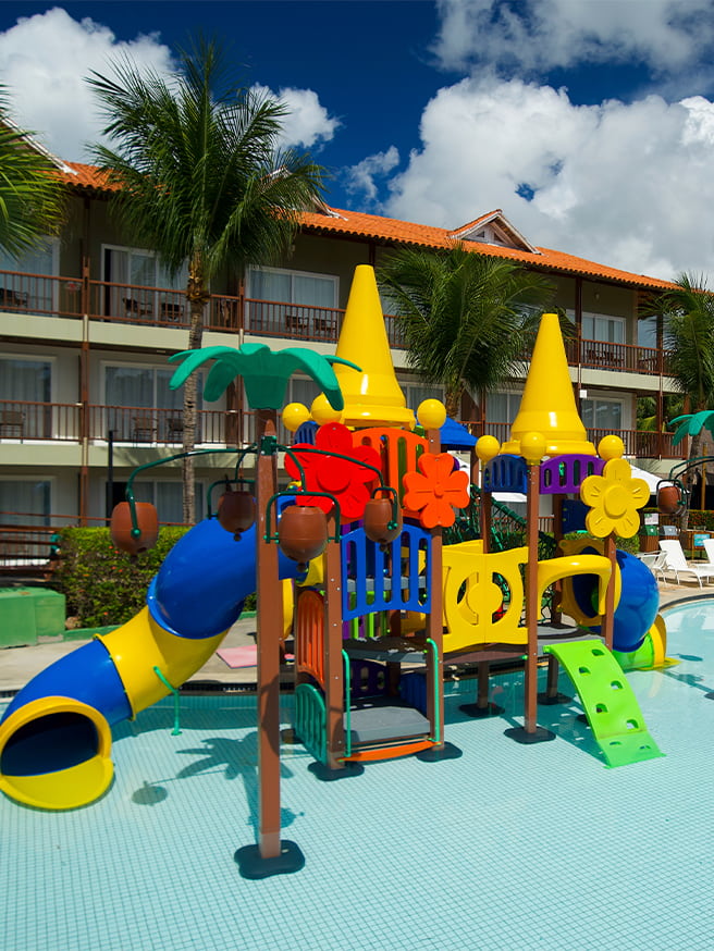Diversão pra criançada no Salinas Maceió Área infantil aquática do Salinas Maceió com brinquedão pra crianças na piscina, e ao fundo toda a estrutura do resort.