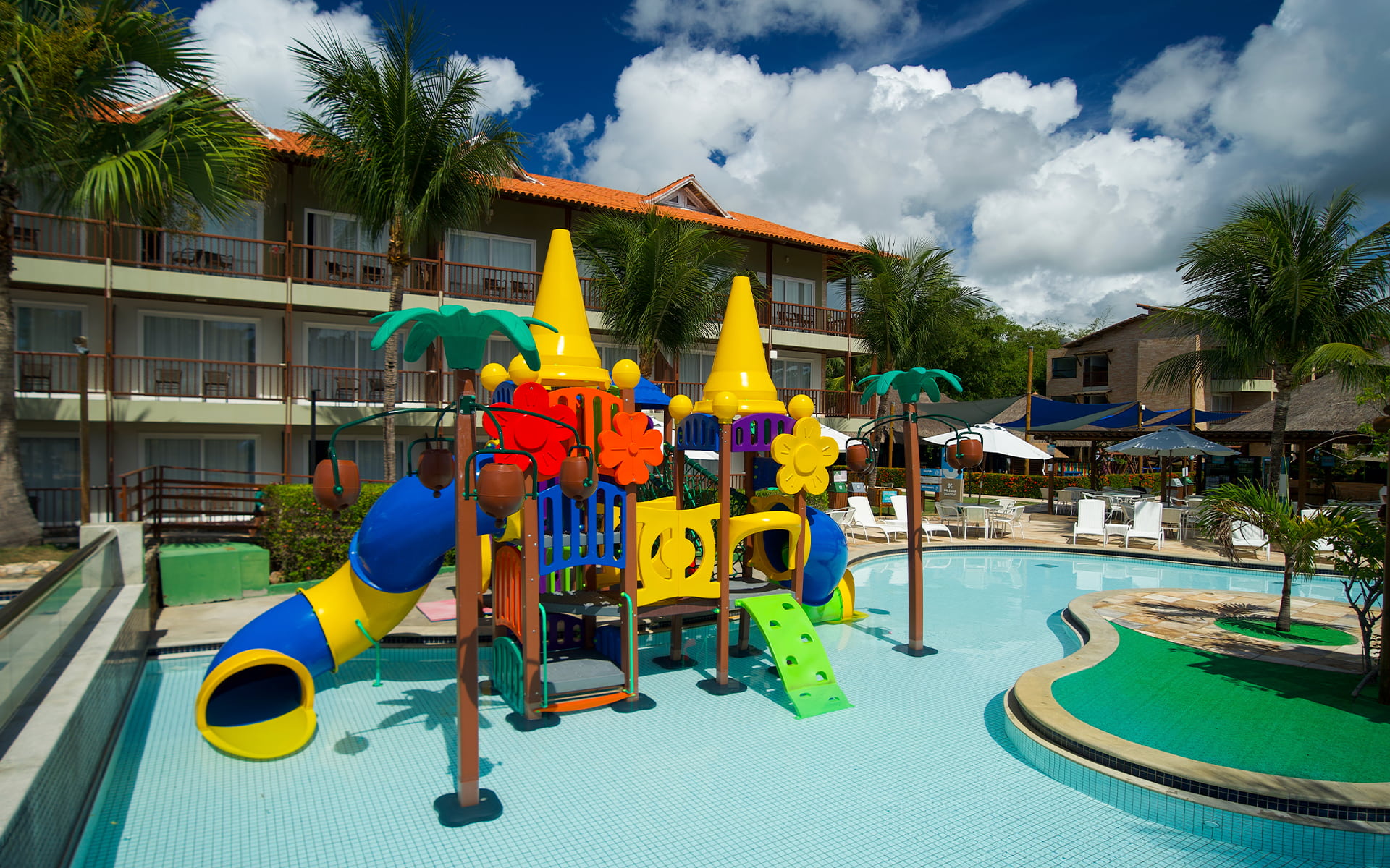 Diversão pra criançada no Salinas Maceió Área infantil aquática do Salinas Maceió com brinquedão pra crianças na piscina, e ao fundo toda a estrutura do resort.