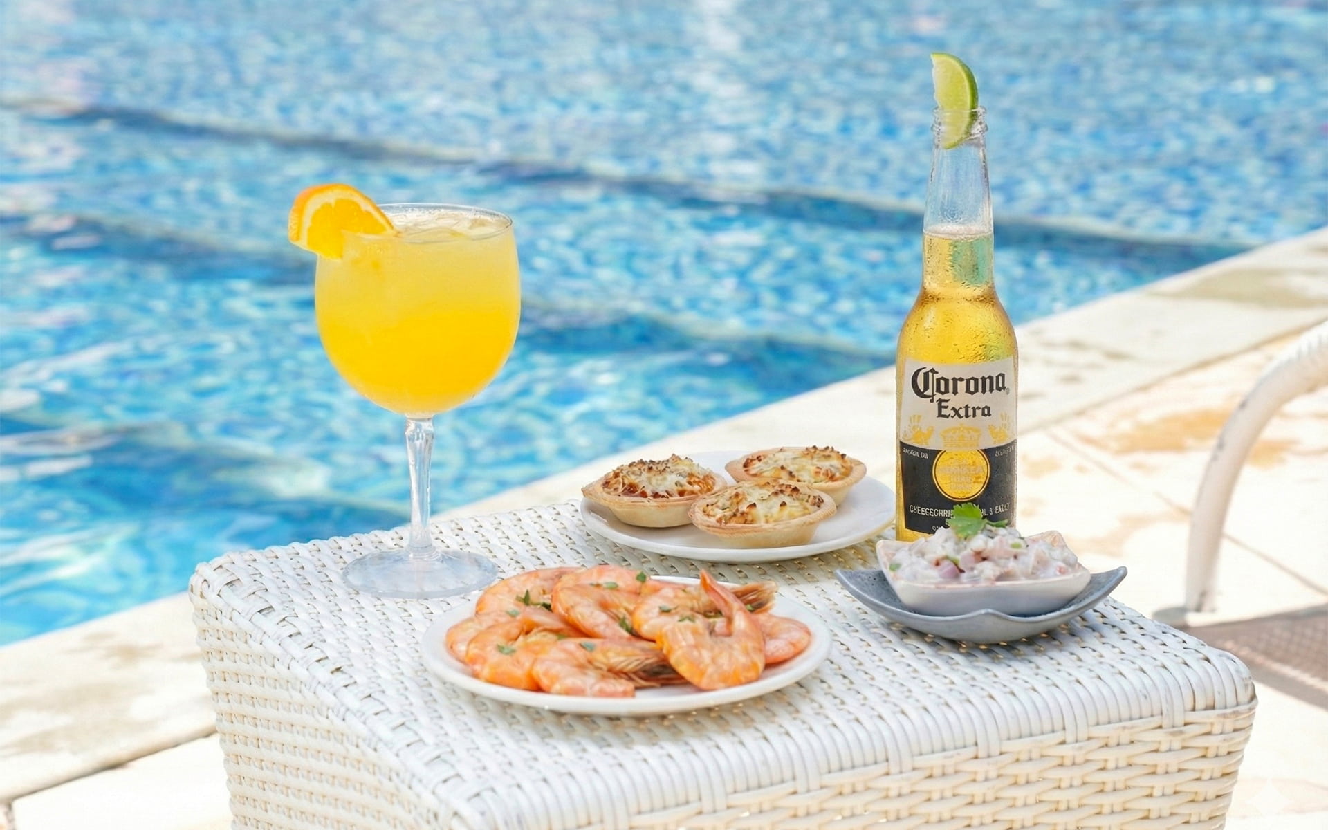 Drinks e petiscos no All Inclusive Drinks amarelo refrescantes, uma long neck da Corona e petiscos servidos na piscina do Salinas Maceió.