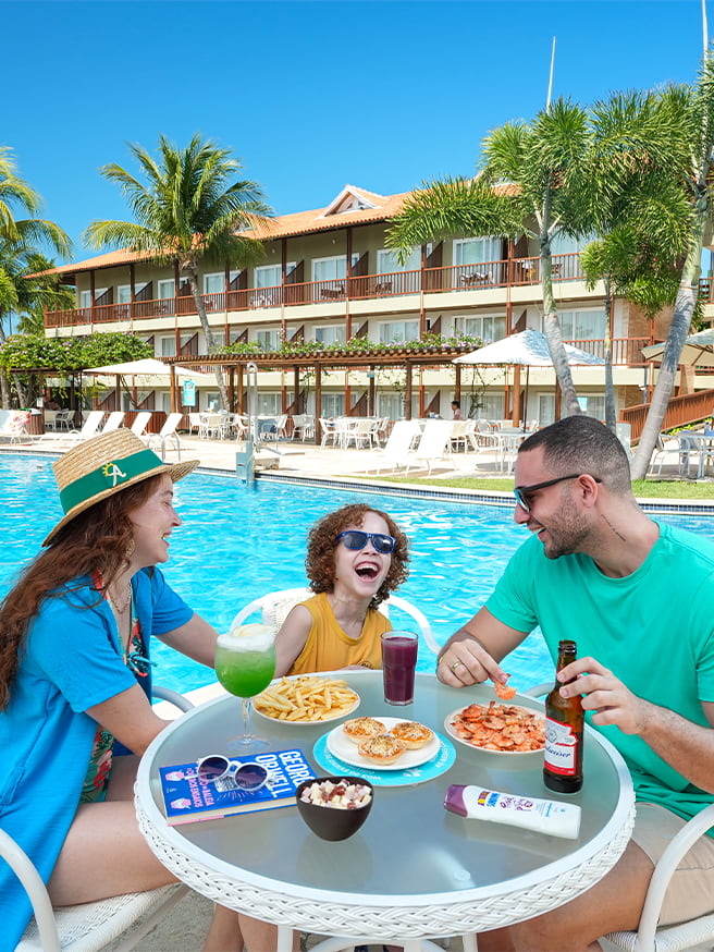 Petiscos e bebidas na beira da piscina Família aproveitando os petiscos camarão, batata frita, empada com cerveja, drink e suco na beira da piscina do Salinas Maceió.
