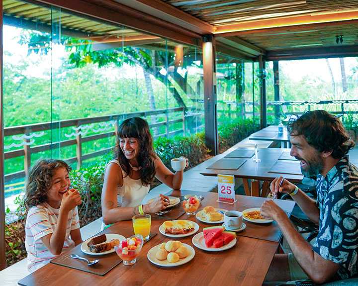 Casal e filho aproveitando o café da manhã oferecido pelo all inclusive do Salinas Maragogi.