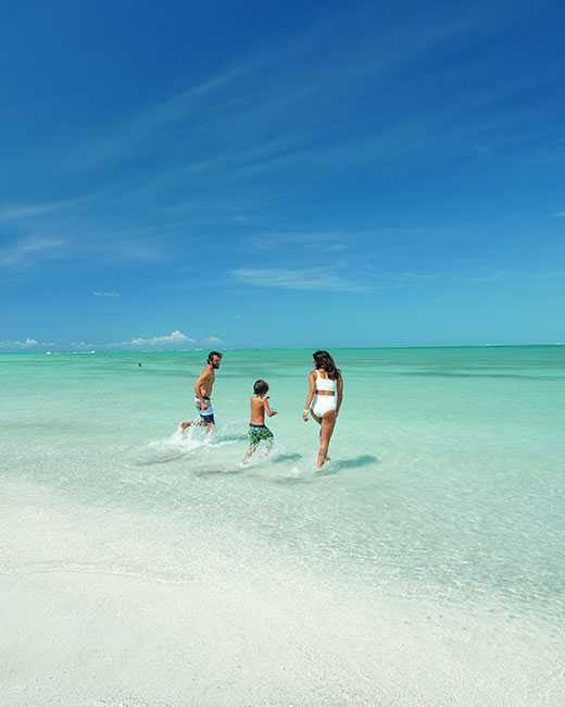 Família aproveitando a Praia de Antunes, pertinho do Salinas Maragogi.