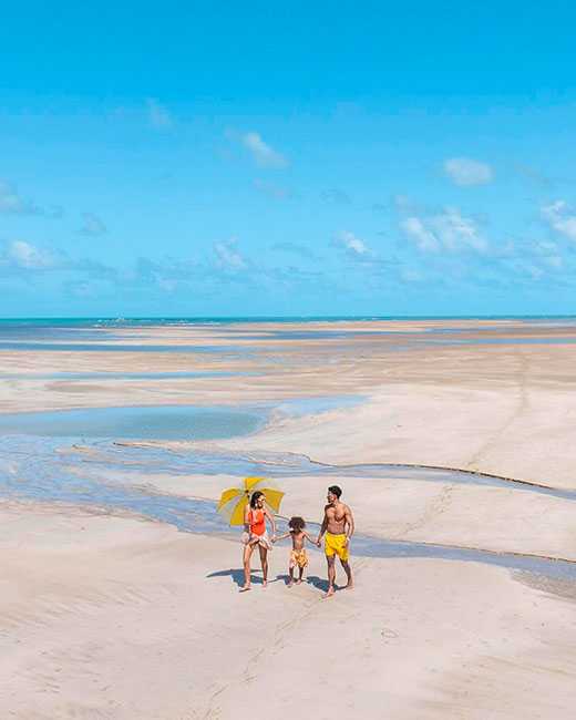 Família caminhando na praia do Salinas Maragogi.