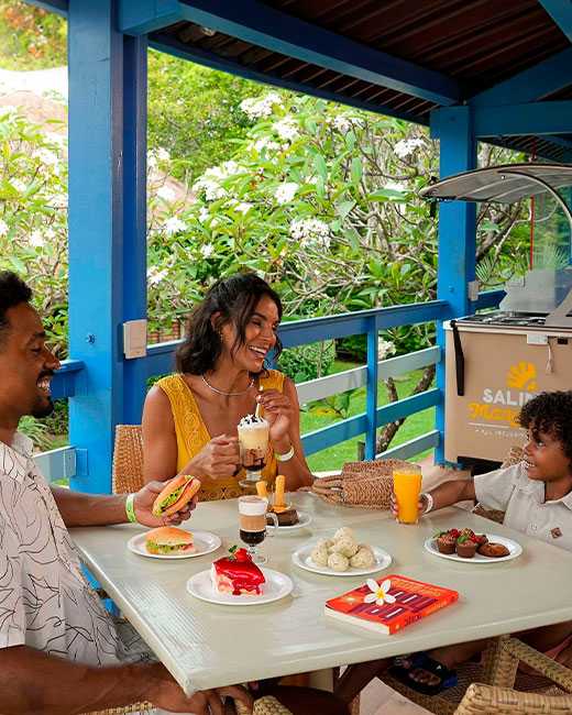 Família desfrutando de refeição em ponto de consumo do Salinas Maragogi.