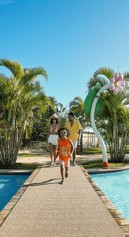 Família aproveitando banho de mar nas piscinas naturais de Ponta de Mangue, praia de Maragogi, em Alagoas