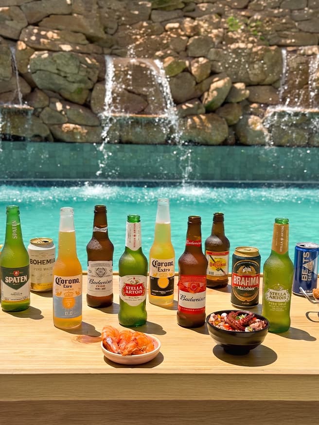 Sabores pra brindar o momento Mix de cervejas Spaten, Corona, Stella Artois, Budweiser, Original e petiscos servidos do Salinas Maragogi à beira da piscina